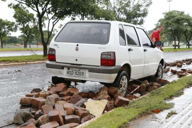Chuva arranca asfalto, carrega pedras e bocas de lobo na Gury Marques