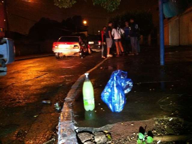 Foragido bate em carro parado e pede para &#039;esconderem bebida alco&oacute;lica&#039;