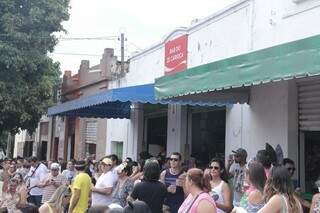 O bar do Zé Carioca se tornou ponto de referência para o Carnaval de Campo Grande. (Foto: Alan Nantes)