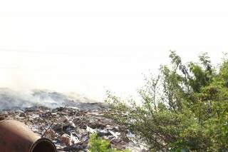 Segundo moradores o incêndio começou às 4h deste sábado (Foto: Kisie Ainoã)