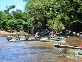Fiscalização preventiva no rio APA ocorreu durante a operação Ágata. (Foto: Divulgação/PMA)