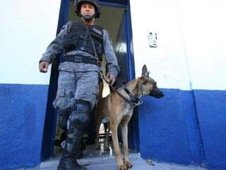 Policial do Batalhão de Choque e cão farejador deixam a unidade prisional após o término de operação: resultados sob sigilo