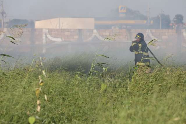 Inc&ecirc;ndio ao lado de posto de combust&iacute;vel mobiliza bombeiros na Duque de Caxias