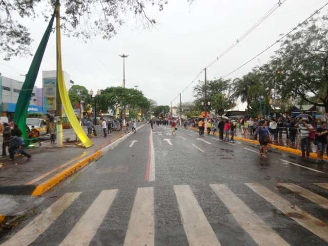Chuva atrapalha e desfile na 2&ordf; maior cidade do MS acaba antes do previsto
