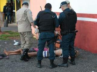 Adolescentes foram socorridos pelo Corpo de Bombeiros para uma unidade de saúde (Foto: Fernando Antunes) 