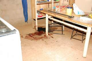 Corpo de idoso foi encontrado na cozinha da casa. Manchas de sangue ficaram no local. (Foto: Simão Nogueira)