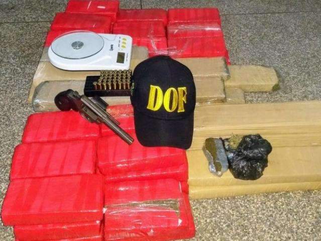 Trio &eacute; flagrado com droga, arma e muni&ccedil;&otilde;es em travesseiros 
