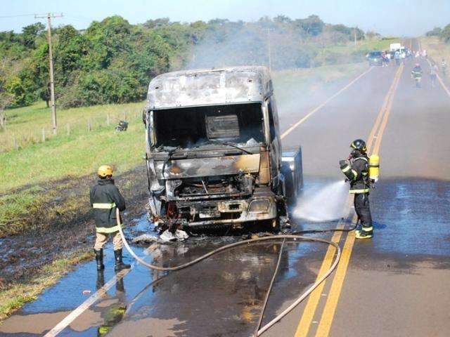 Chamas em cabine se espalham e destroem caminh&atilde;o na MS-395