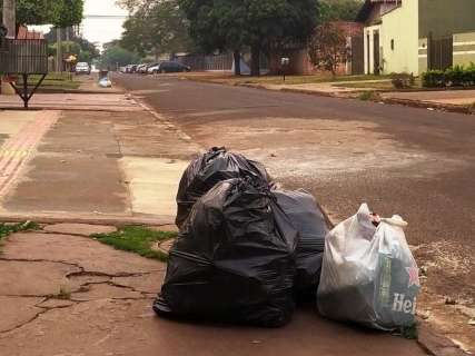 Com paralisação de coletores, lixo já se acumula nas ruas de Dourados