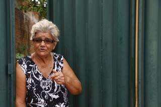 A aposentada Maria do Carmo disse que a Praça estava muito feia. (Foto: Cleber Gellio) 