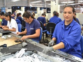 Operárias em indústria da Capital; setor reduziu a contratação (Foto: Fiems/Divulgação)
