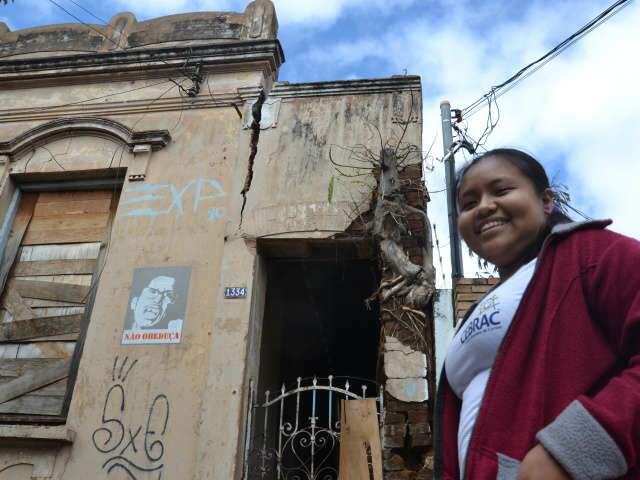 Parede rachou e &aacute;rvore sustenta parte da casa que h&aacute; anos depende de tombamento