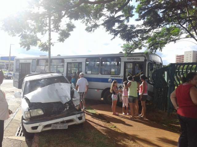 Condutor &#039;fura&#039; sem&aacute;foro e colide com &ocirc;nibus que invade Parque Ayrton Senna