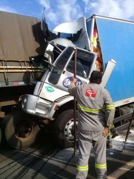 Caminhão truck e carreta também se envolveram no acidente.