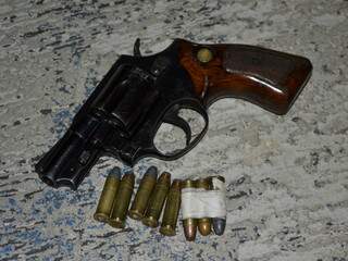 Na casa do acusado, no bairro São Conrado, a Polícia apreendeu um revólver 38 com sete munições intactas.
