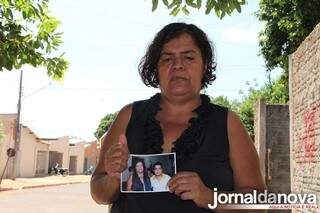 Mãe mostra foto do filho e denuncia que garoto foi mal atendido. (Foto: Jornal da Nova)