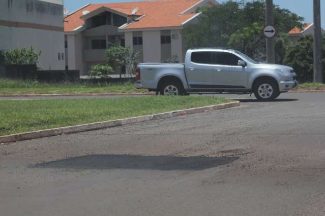 &Eacute; tanto buraco que equipes deixam servi&ccedil;o pela metade na Capital