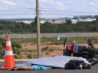 Corpo de funcionário da Justiça estadual ficou estendido no asfalto (Foto: Alcides Neto)