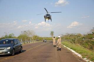 Helicóptero foi ao local de acidente, mas sobrevivente já havia sido transportada. (Foto: Paulo Francis)