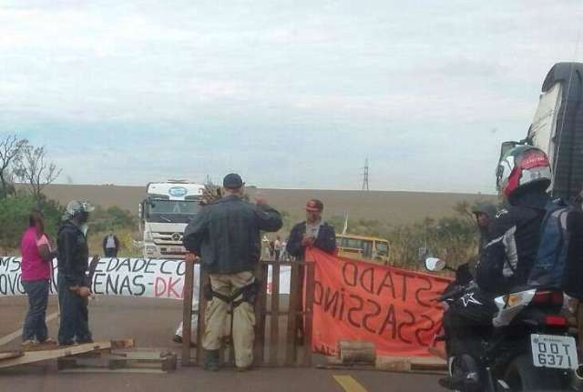 &Iacute;ndios bloqueiam BR-463 no trevo de Laguna e pedem presen&ccedil;a da Funai