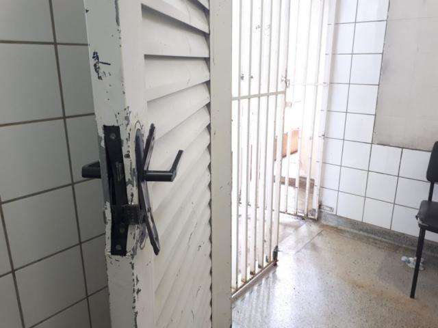 Ladr&otilde;es invadem Sesau, tentam arrombar caixa e levam equipamentos