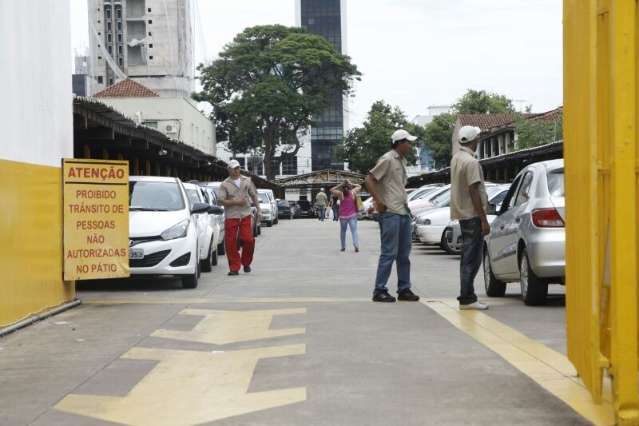 Com tr&acirc;nsito ca&oacute;tico, motoristas enfrentam lentid&atilde;o e fila para estacionar