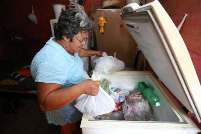 Enersul acaba com &ldquo;gato&rdquo; e moradores de favela fecham ruas