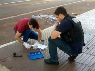 Peritos e investigadores estiveram no local do crime. (Foto: Osvaldo Duarte/ Dourados News)