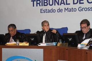 Presidente Waldir Neves (centro) resslatou que novo Plano de Cargo e Carreiras garante a valorização dos servidores. (Foto: Divulgação)