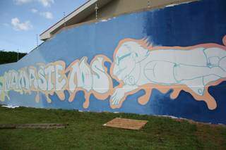 Muro que hoje homenageia Manoel de Barros servirá como painel vivo, para quem quiser grafitar. 