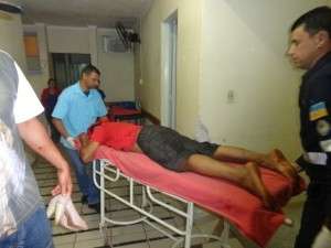 Quatro  s&atilde;o baleados em frente de casa por dupla em bicicleta