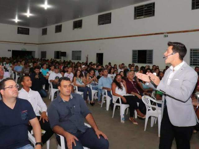 Edi&ccedil;&atilde;o do Jovem Empreendedor &eacute; aberta com palestra-show de ilusionista