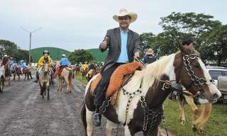 Nelsinho Trad participando de cavalgada esta manhã em Eldorado (Foto: divulgação)