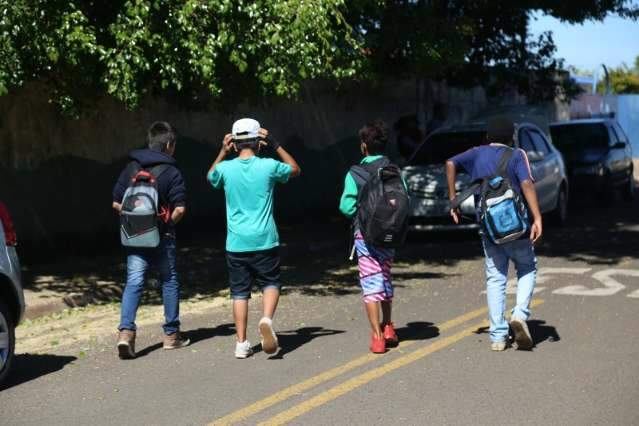 Com greve, estudantes s&atilde;o liberados mais cedo e ficam pelas ruas