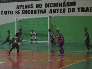 Associação Pelezinho e time de Fortaleza durante jogo na noite de ontem (Foto: Nalva Figueiredo)