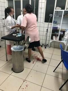 Enfermeiro durante atendimento, após ser ferido por vidro. (Foto: Direto das Ruas)