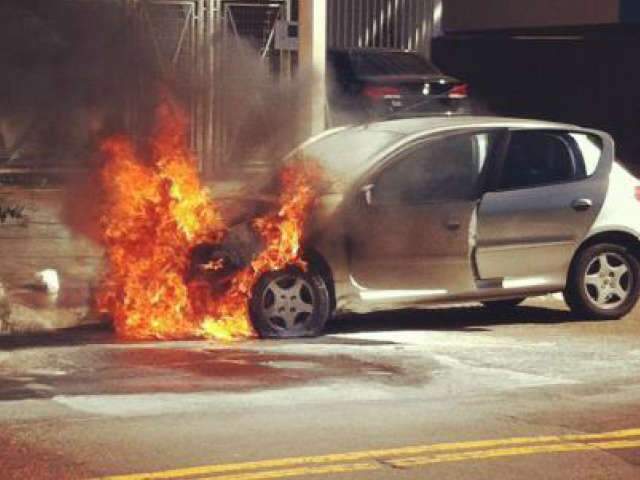  Carro pega fogo na rua e bombeiros usam 200 litros de &aacute;gua para apagar chamas