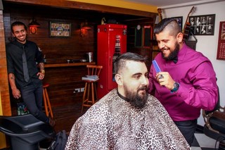 Até no estilo de se apresentar, barbeiro Maurício é retrô. (Foto: Fernando Antunes)