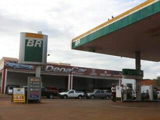 Gasolina é vendida por R$ 4,49 em posto de Dourados, mas só com pagamento em dinheiro (Foto: Helio de Freitas)