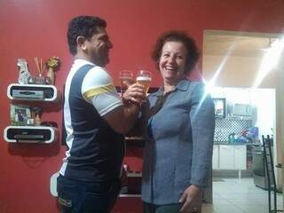 Um dos momentos que o casal adorava: a hora da cervejinha. (Foto: Arquivo Pessoal)