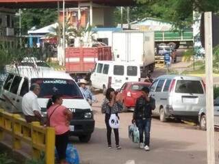 Com bloqueio, passagem pela fronteira está liberada apenas a pé (Foto: Diário Corumbaense) 