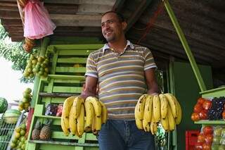 Júlio diz que por conta do preço, a venda da fruta na quitanda diminuiu. (Foto: Marcos Ermínio) 