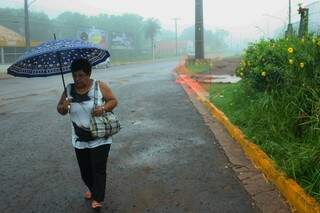Para sair de casa, o guarda-chuva foi imprescindível. (Foto: Marcos Ermínio)