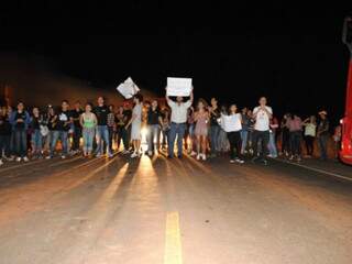 Universitários fizeram um cordão humano para bloquear rodovia. (Foto: Marcos Santi,do Nova News)