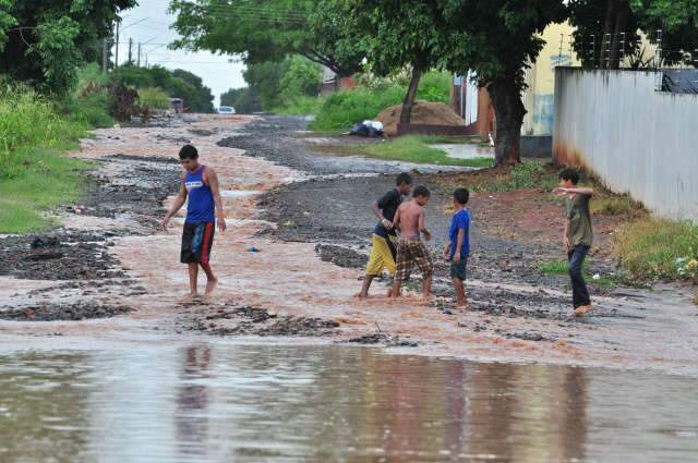  Chuva inunda Marechal Deodoro e enquanto carros param, crian&ccedil;as brincam