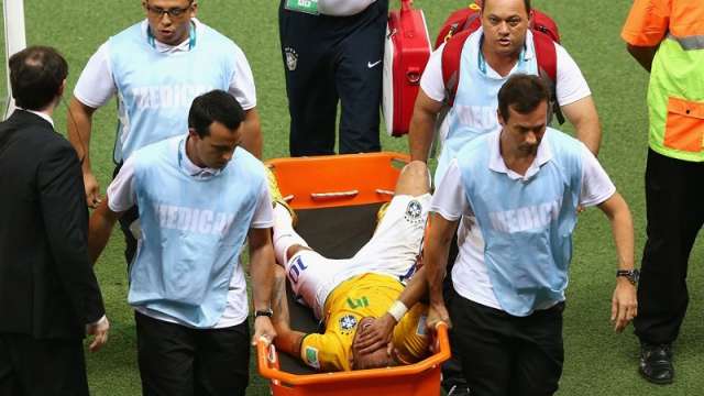 Ap&oacute;s sofrer fratura na v&eacute;rtebra durante o jogo, Neymar est&aacute; fora da Copa