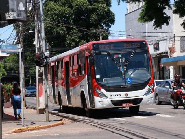 Motoristas reclamam de &ocirc;nibus que insistem em andar fora da faixa exclusiva
