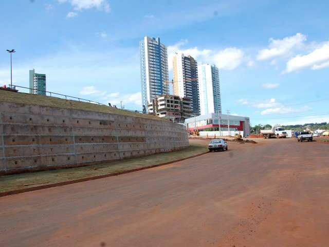  Fa&ccedil;a chuva ou fa&ccedil;a sol, prefeito inaugura obra em frente ao shopping nesta 4&ordf;