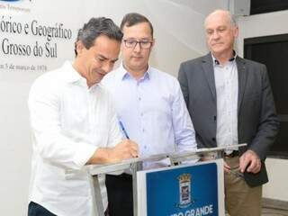 Prefeito Marquinhos Trad (PSD), ao lao de Cícero Ávila de Lima e do secretário municipal de Gestão, Agenor Mattiello (Foto: Divulgação/PMCG)