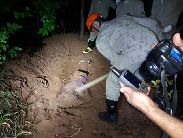 M&atilde;e e filho matam homem para roubar carro e enterram corpo em estrada